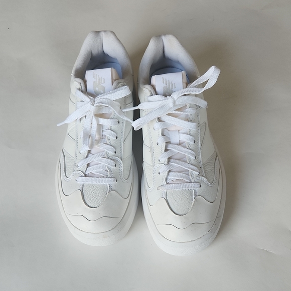 New Balance Unisex Sneakers In White 9
